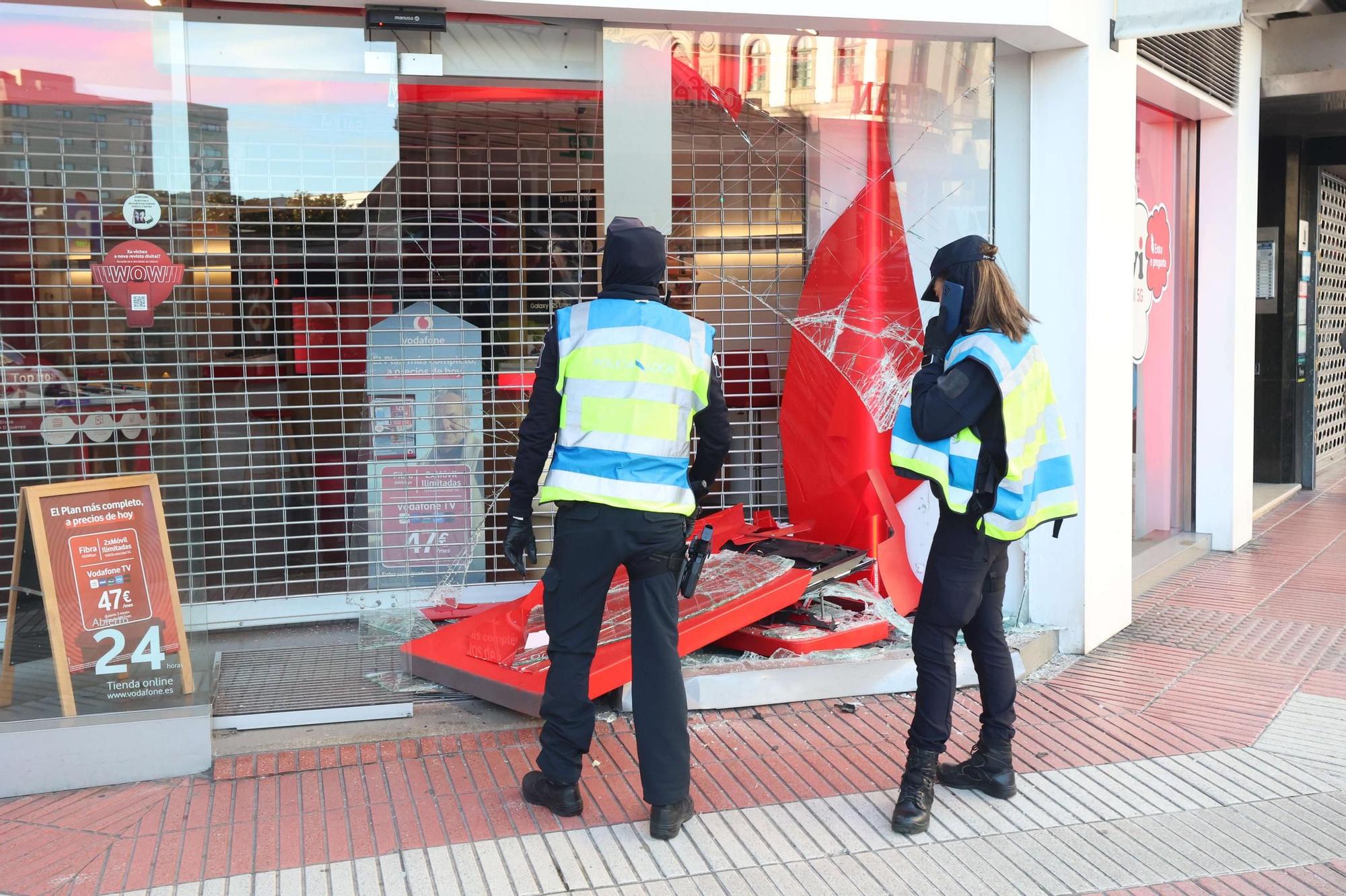 Aparatoso accidente en la plaza de Pontevedra con un coche empotrado en un escaparate
