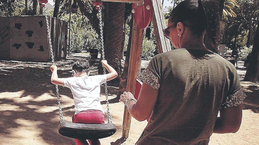 Una madre y su hijo en un parque de Santa Cruz de Tenerife.