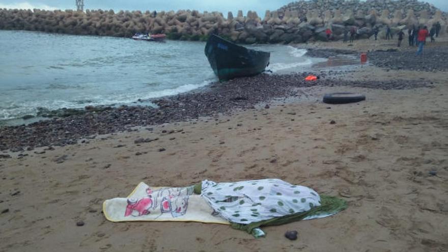 Imagen de uno de los cadáveres que llegó ayer a la playa de Sidi Ifni tras el naufragio y que publica el portal web le360.ma.