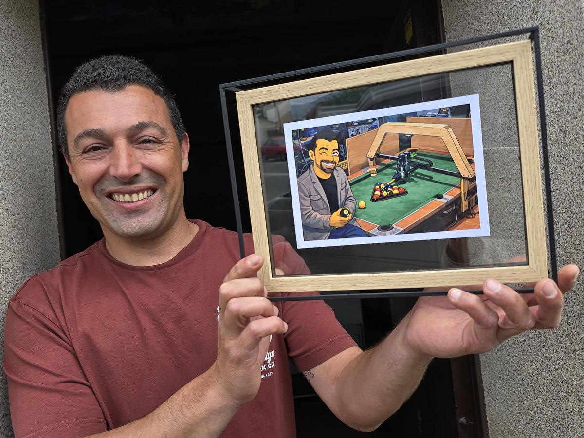 Con la caricatura que le han dedicado sus amigos.