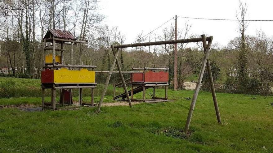 Imagen tomada ayer del parque infantil situado junto a la playa fluvial de Liñares. // Bernabé/Adrián Rei