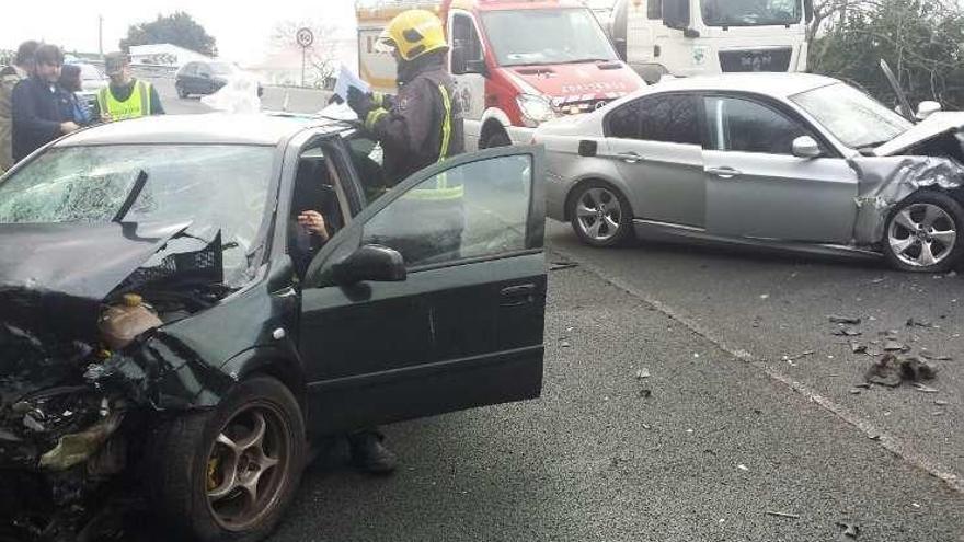 Dos heridos en una colisión frontal entre dos turismos en Paderne