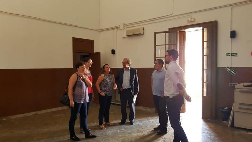 El conseller Martí March y el alcalde Noguera visitaron la antigua Escola de Nins de sa Casa Blanca.