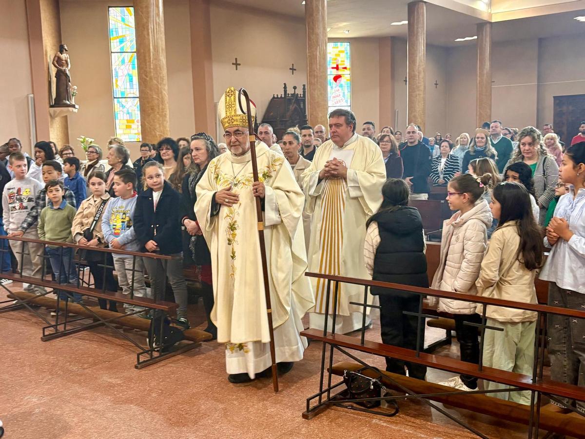 El Arzobispo de Oviedo, Jesús Sanz Montes, en su visita pastoral a Mieres