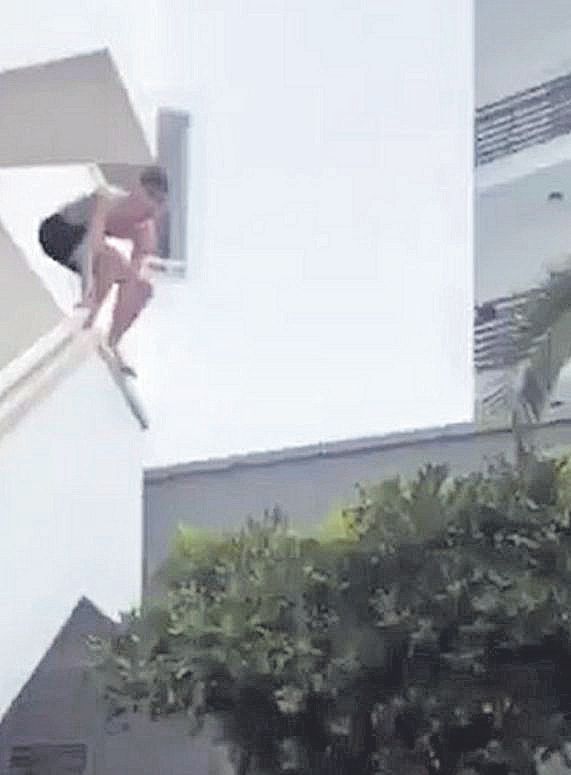 Secuencia grabada en vídeo de un joven que se lanza desde un balcón sobre un arbusto en un hotel de Magaluf.