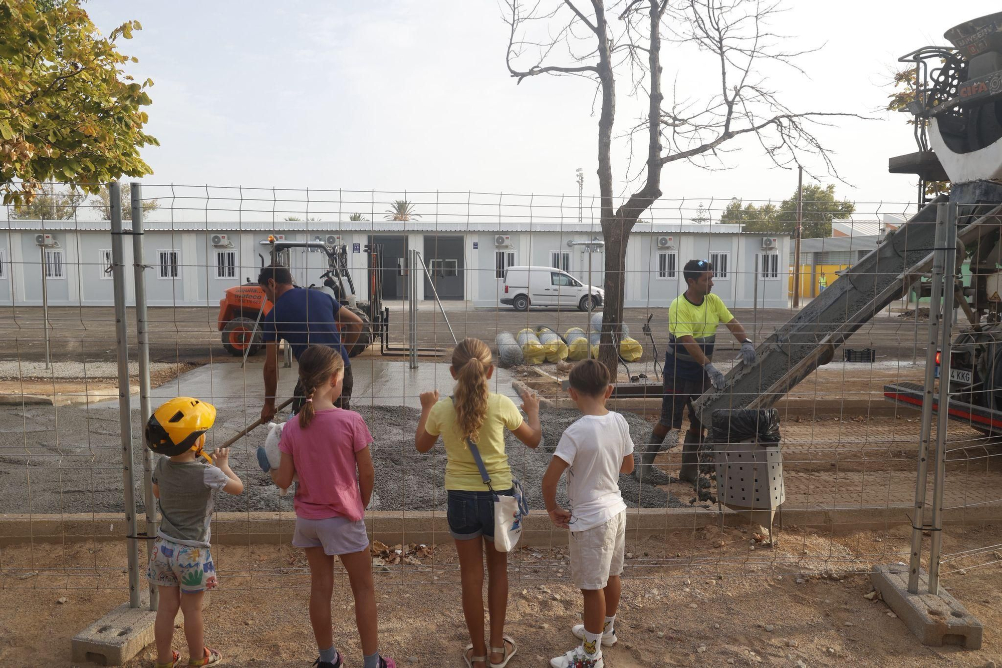Vuelta al colegio en Massanassa con protestas de las AMPA y operarios aún trabajando