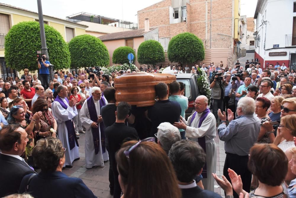 Molina de Segura se echó a la calle para despedir, con rabia y entre aplausos, a su vecina Beatriz Ros, que murió a manos de un compañero de trabajo en Astrade, en un caso de violencia de género