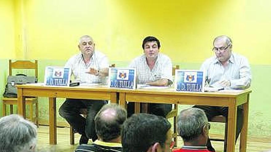 Asistentes a la asamblea del Tuilla, con la junta directiva al fondo.