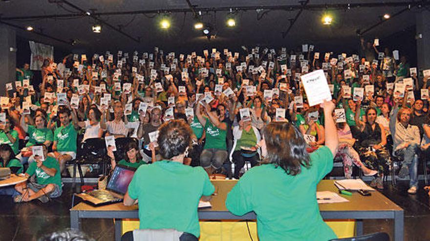 Imagen de las votaciones de los docentes, ayer en el Teatro de Manacor.