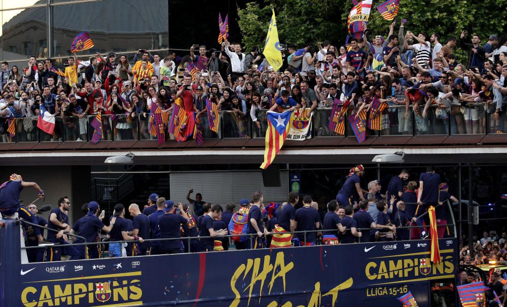 El Barça celebra la Lliga amb una rua pels carrers de Barcelona