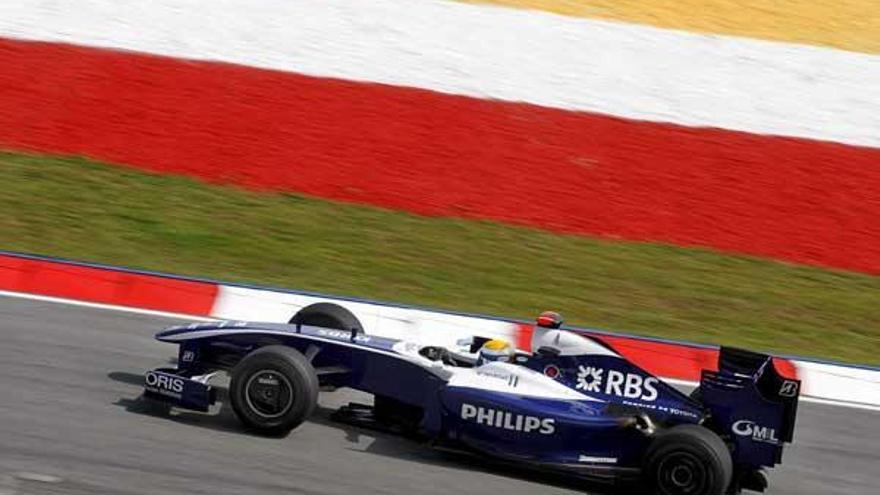 El piloto alemán de Fórmula Uno Nico Rosberg, de la escudería Williams F1, conduce su auto durante la primera práctica en la pista de Sepang