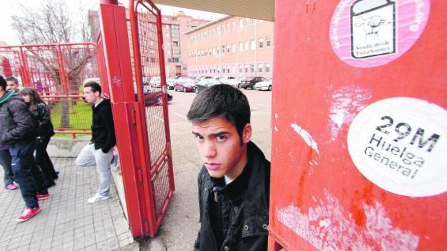 Pablo Novo a las puertas del instituto La Vaguada, donde estudia Bachillerato.