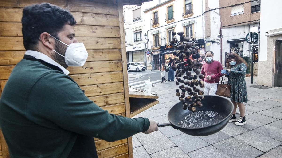 Venta de castañas en Cáceres, en una imagen de archivo.