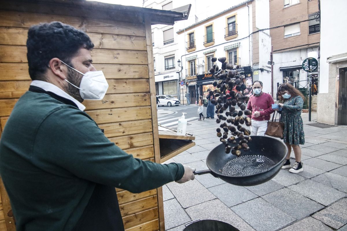 Venta de castañas en Cáceres, en una imagen de archivo.