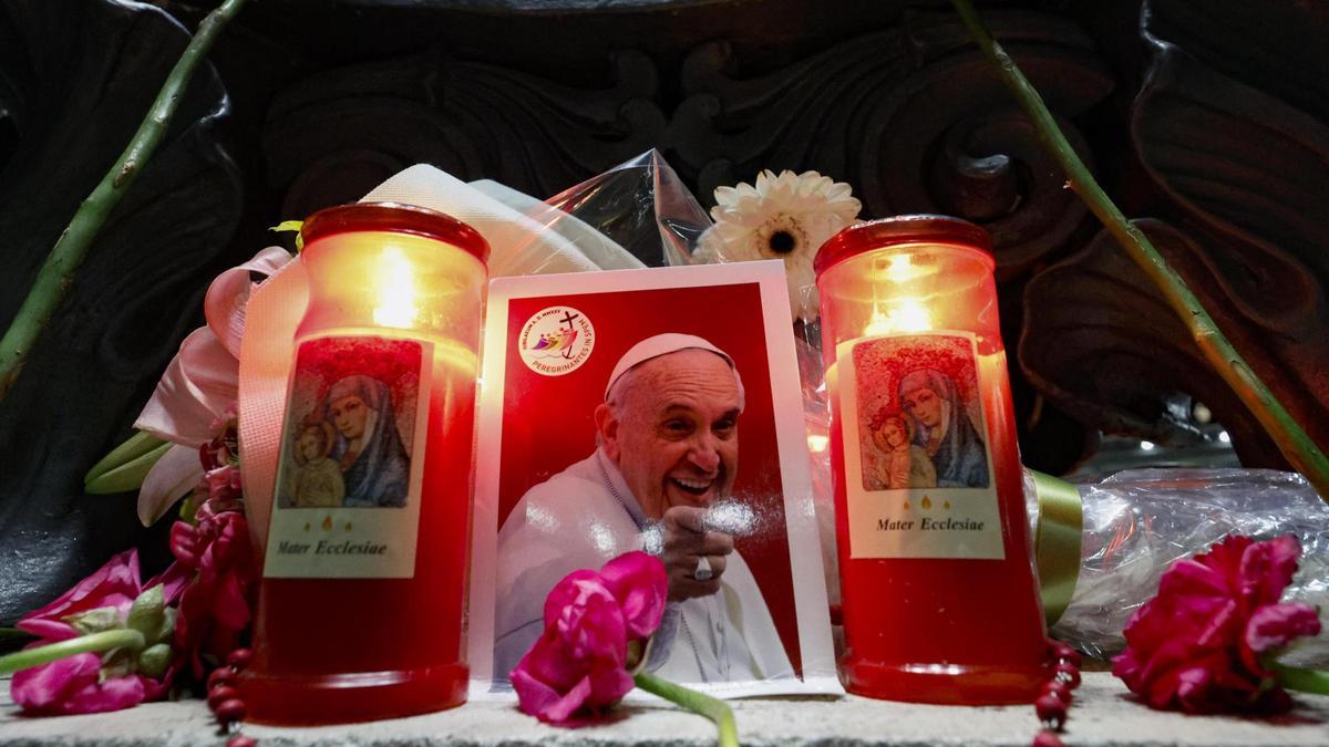 Velas junto a una imagen del papa Francisco en El Vaticano, este lunes.