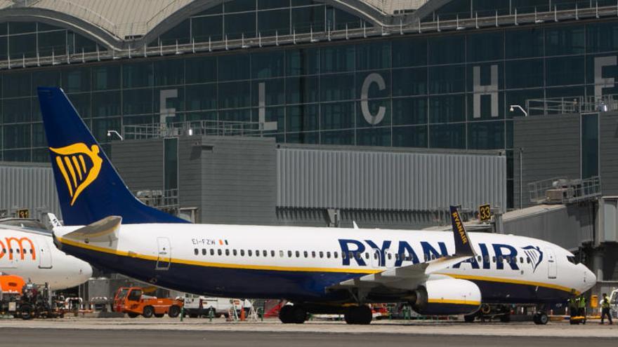 Un avión de Ryanair en el aeropuerto de Alicante-Elche