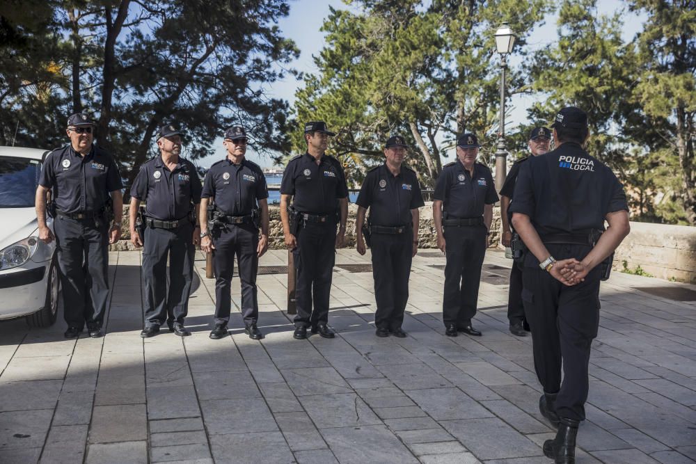 Revista a las unidades de la Policía Local de Palma