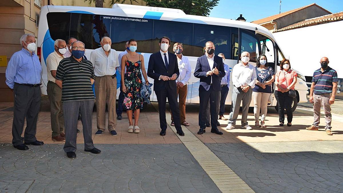 El consejero de Fomento en su visita a Santibáñez de Vidriales, junto a representantes de distintas administraciones. con el autobús que recorrerá los pueblos de la zona. | E. P.