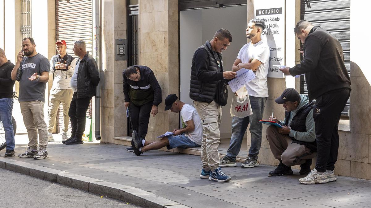 Comienza el proceso de regularización en Alicante: "Esta es una oportunidad para conseguir un trabajo mejor”