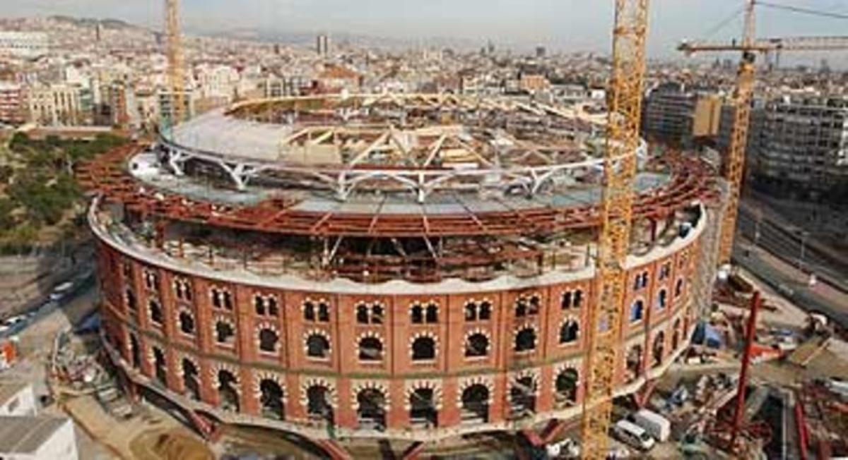 Vista aèria de les obres de la plaça de Les Arenes de Barcelona.