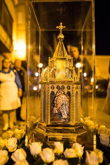 Decenas de personas reciben las reliquias de Santa Bernadette con esperanza de buscar curación o alivio a sus males en la Santa Iglesia Catedral de Orihuela