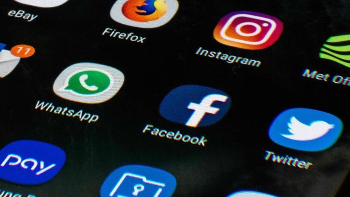 Una pantalla de teléfono móvil muestra los iconos de las aplicaciones de redes sociales Facebook Twitter e Instagram