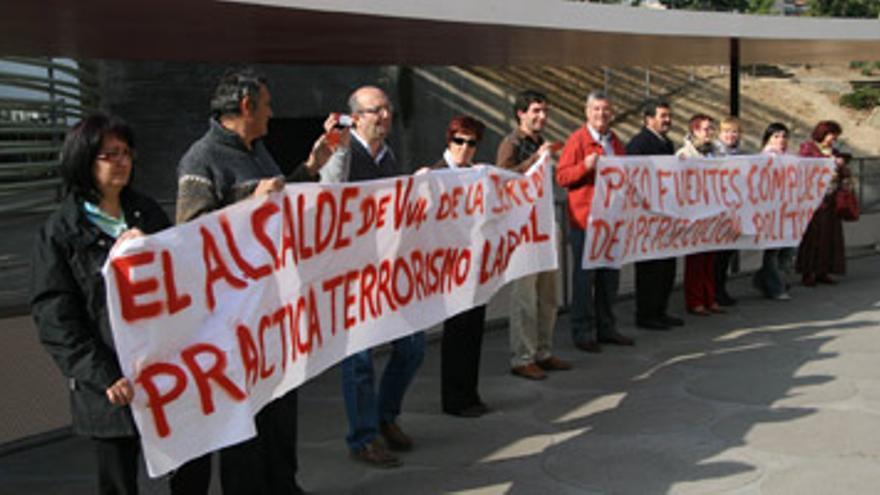 Militantes socialistas de Villanueva protestan en la sede del PSOE de Badajoz