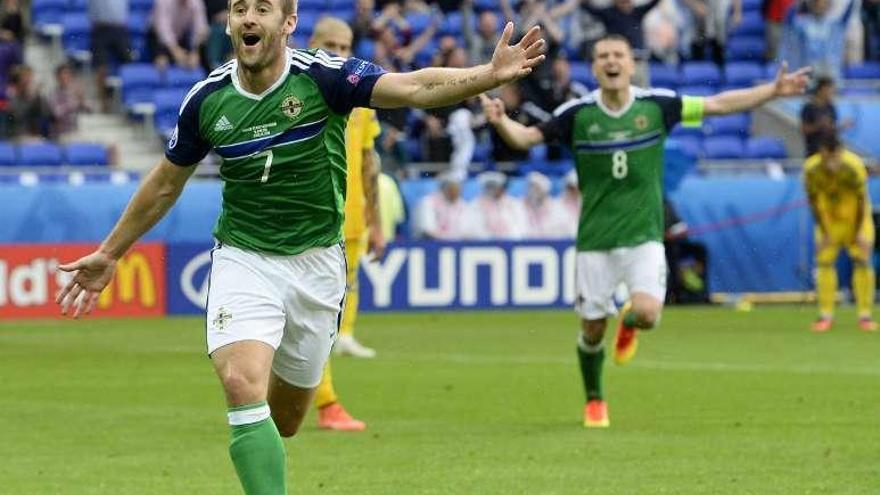 Niall McGinn festeja el segundo gol de Irlanda del Norte. // Gunther