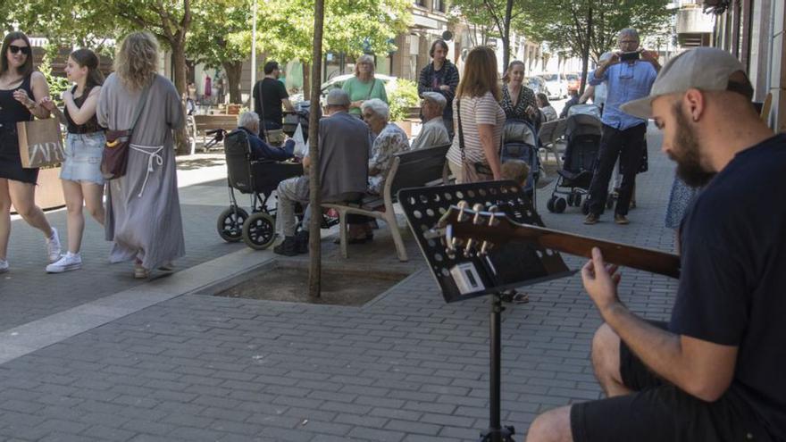 Animació musical a la plaça Clavé de Manresa, al migdia  | ALEX GUERRERO