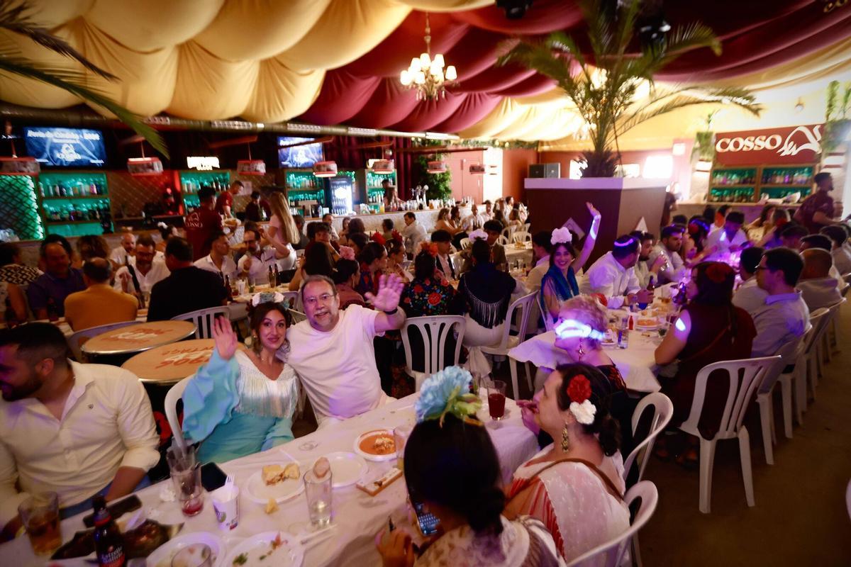 Cordobeses y turistas disfrutan en El Arenal de la primera jornada de día de la fiesta