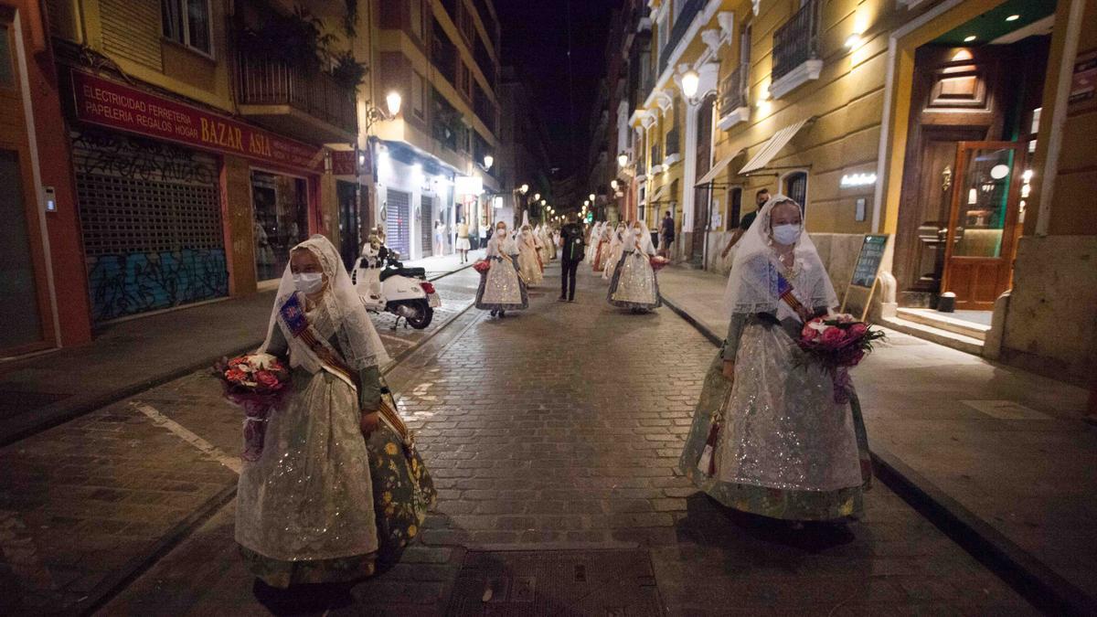 Llegada de la Fallera Mayor Infantil 2021 a la plaza de la Virgen en la Ofrenda