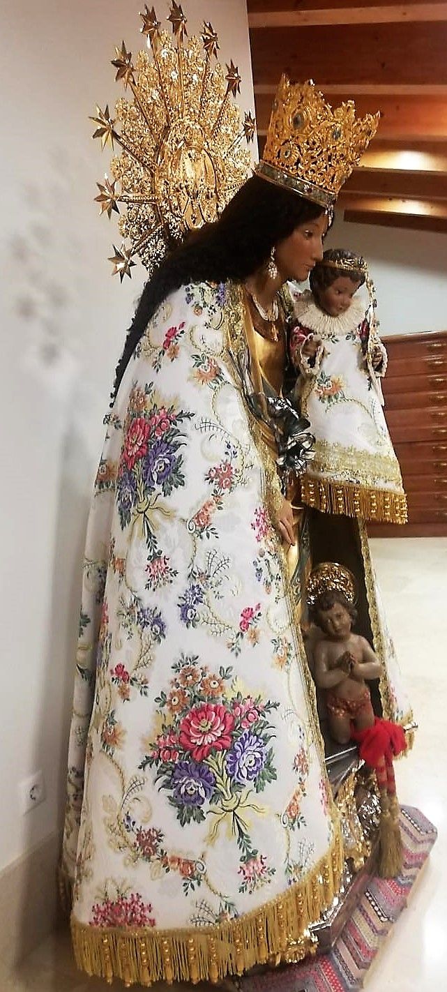 Un manto para la Virgen por los 50 años de la Falla Telefónica