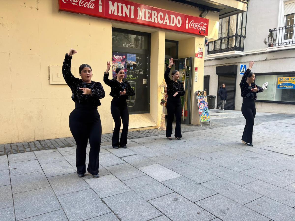 Las alumnas de la escuela de baile Puro Flamenco actúan en la calle Francisco Pizarro de Badajoz.