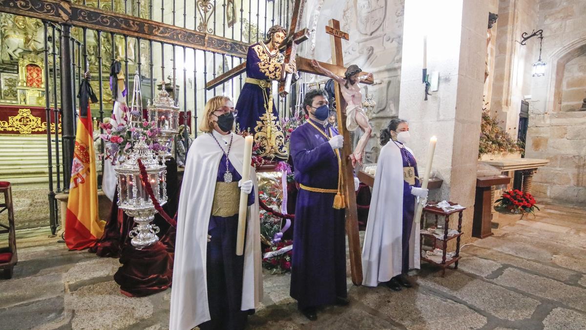 Hermanos del Nazareno, ante el altar del templo de Santiago.