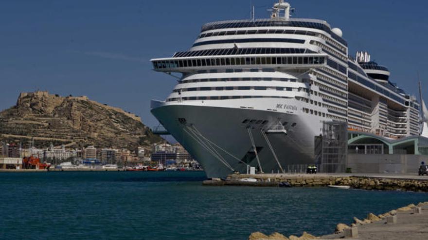 Imagen de un barco de crucero haciendo escala en Alicante, con el Benacantil al fondo.