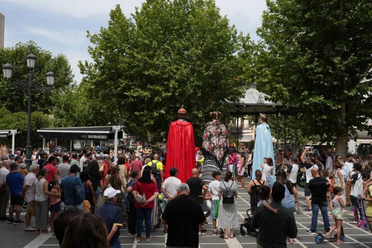Fotogalería | Magia y tradición en las calles de Badajoz: así ha sido el desfile de Gigantes y Cabezudos