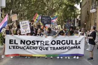 Cientos de personas se manifiestan en Palma para reivindicar los derechos del colectivo LGTBI