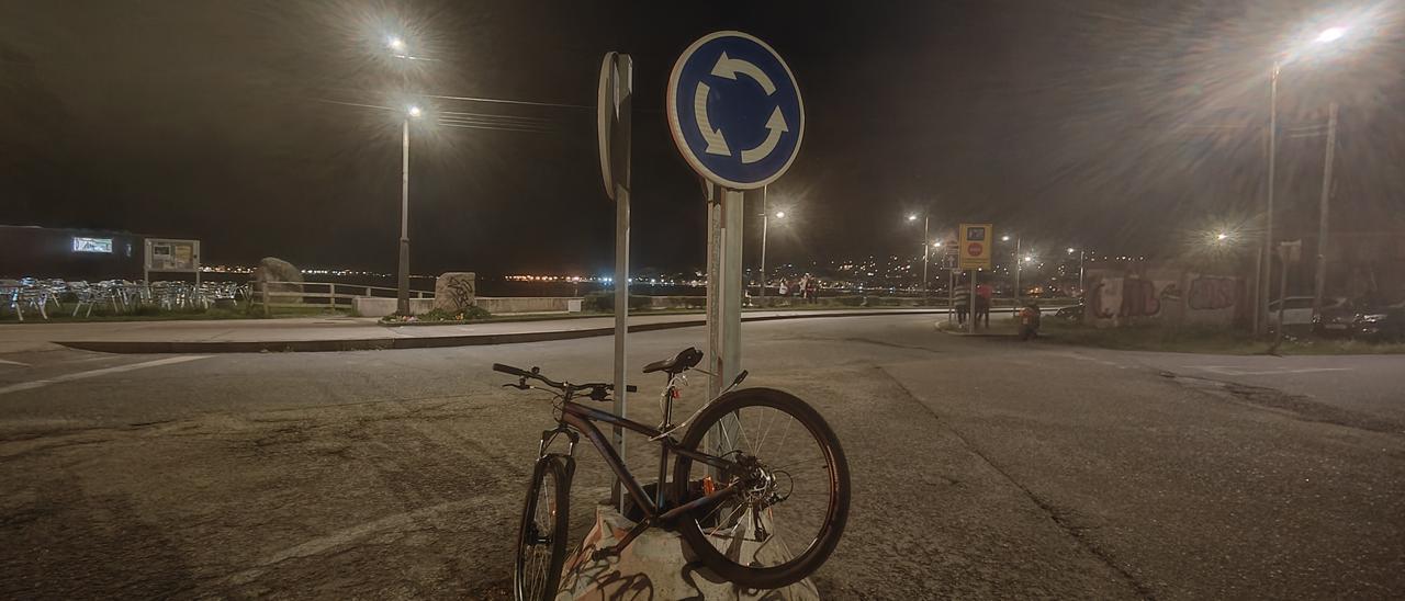 La bicicleta con el candado en las señales.