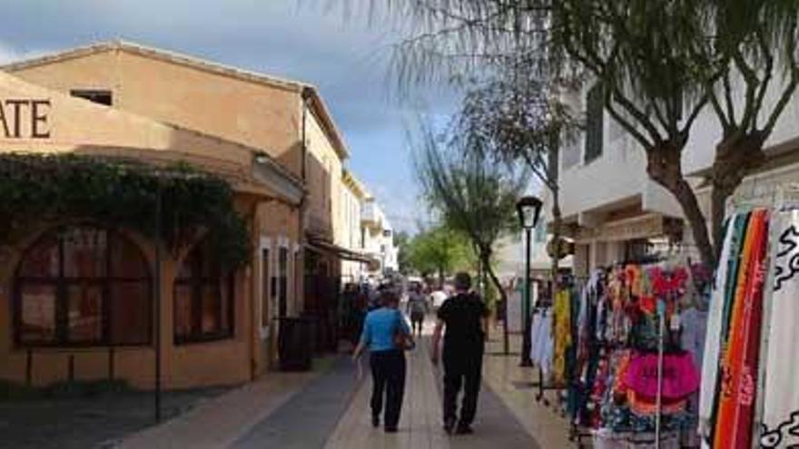 Las escasas tiendas de ropa y comercios quedan abiertos en Sant Francesc.