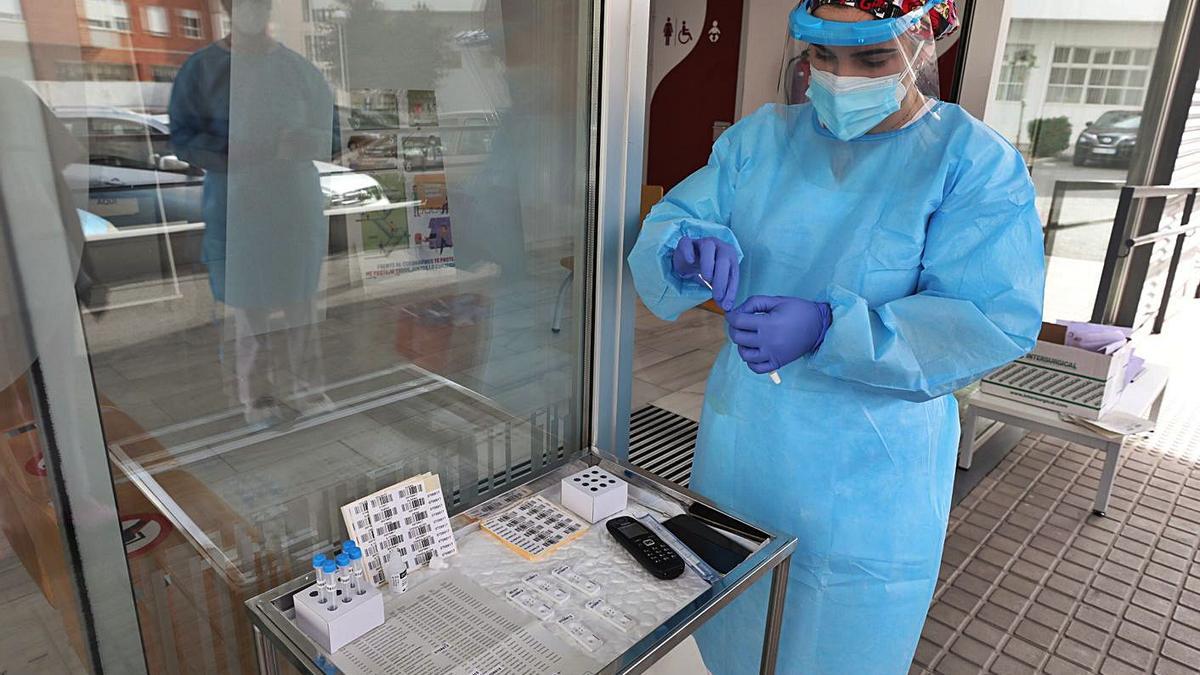 Pruebas rápidas en un centro de salud de Elche en una imagen de archivo.