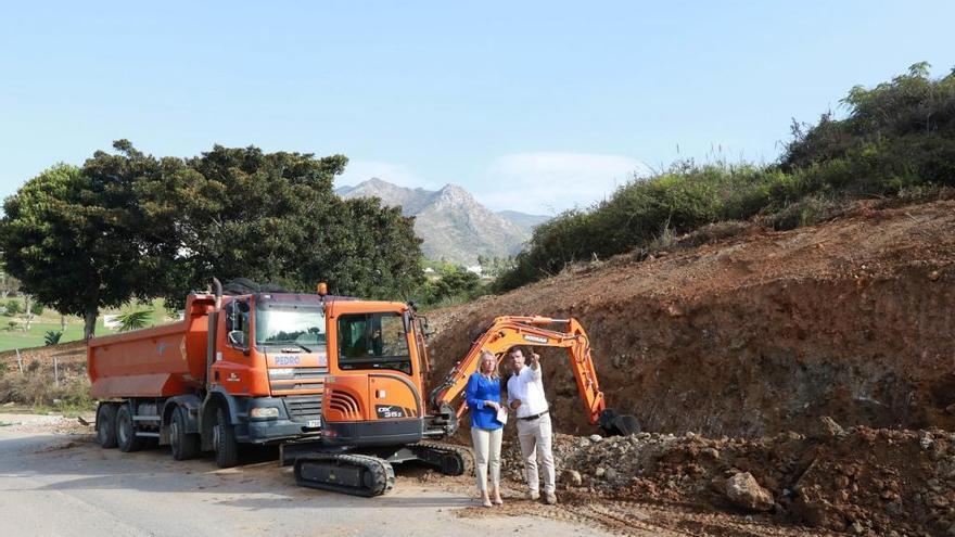 La alcaldesa, Ángeles Muñoz, visita una de las obras.