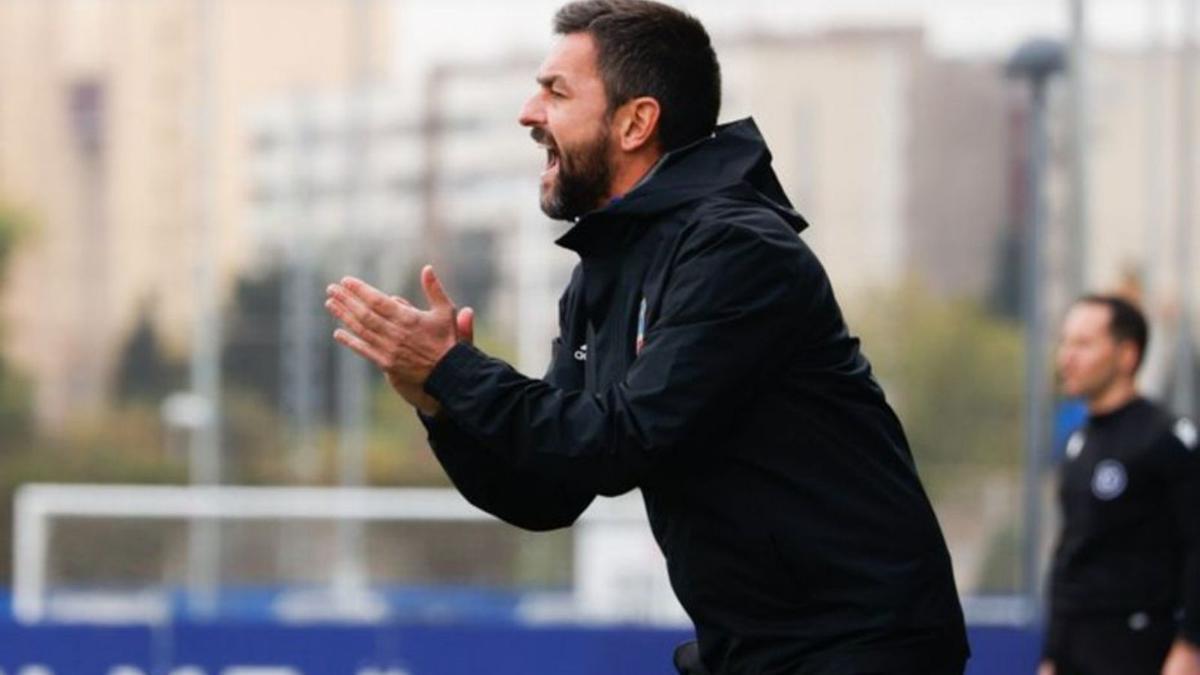 El equipo rojinegro crece junto al técnico Míchel Alonso