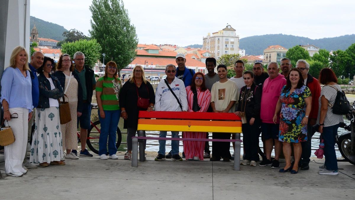 La inauguración de ayer de los dos bancos LGTBI.