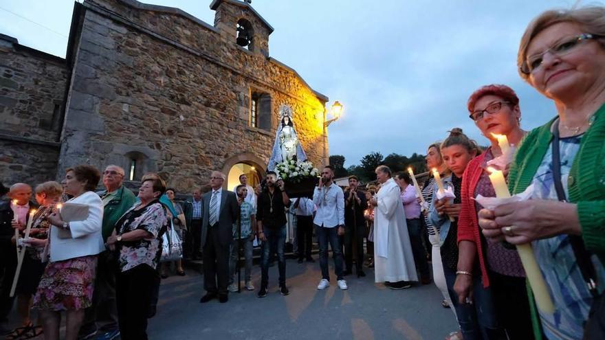 La salida de la imagen del santuario del Otero, al inicio del recorrido.