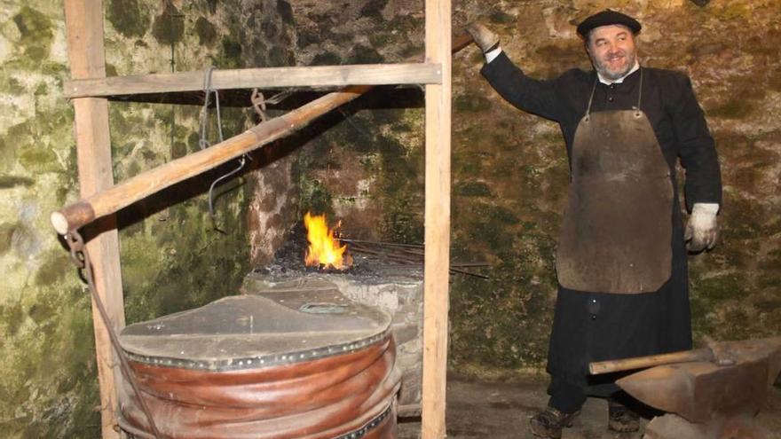 Distintos escenarios del Festival del Esfoyón: arriba, el ferreiro César Castaño; en el centro, el artesano Samuel Rodríguez y la pareja santirseña María Fernández y Ángel Prieto; y sobre estas líneas, el grupo &quot;La Corte&quot;, la noche del sábado, en Navelgas.