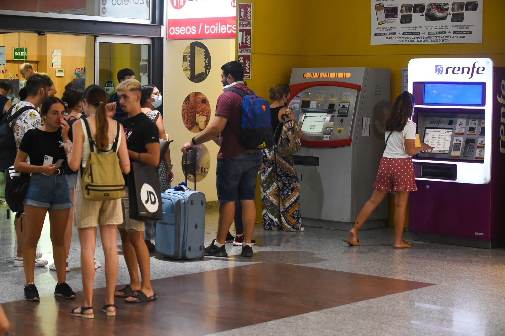 Ya se pueden adquirir los nuevos abonos gratuitos del Cercanías en la estación María Zambrano