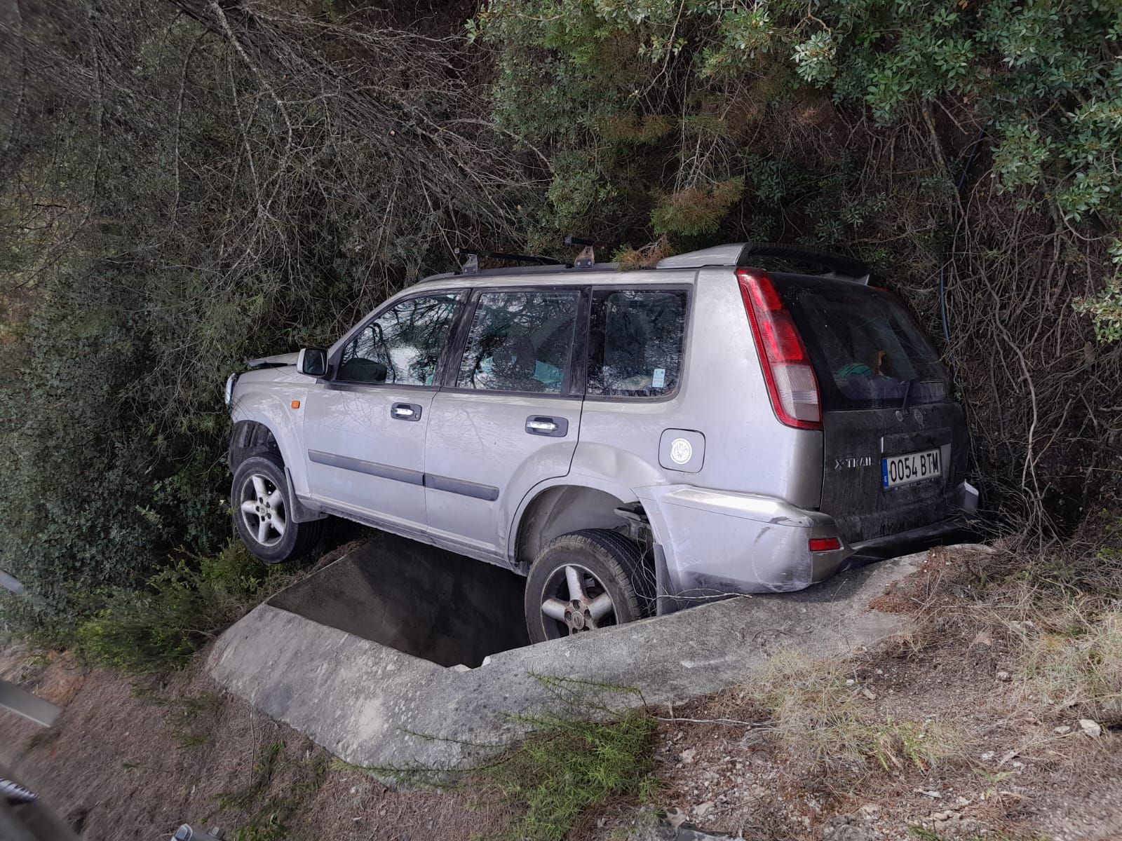 Galería de imágenes de el todoterreno volcado en Ibiza con una madre y una hija en el interior