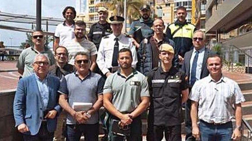 Coordinadores de &#039;RCP al alcance de todos&#039;, ayer frente al Real Club Victoria.