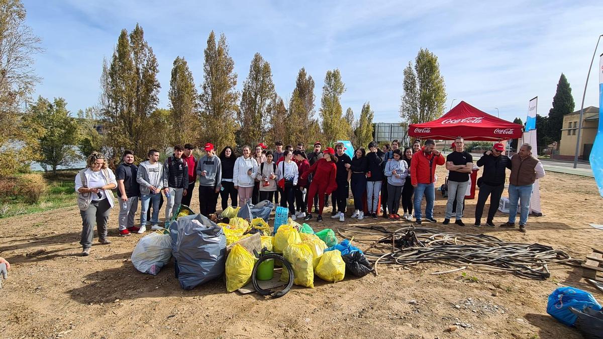 Voluntarios del instituto Albarregas de Mérida, ayer, con las bolsas de residuos.