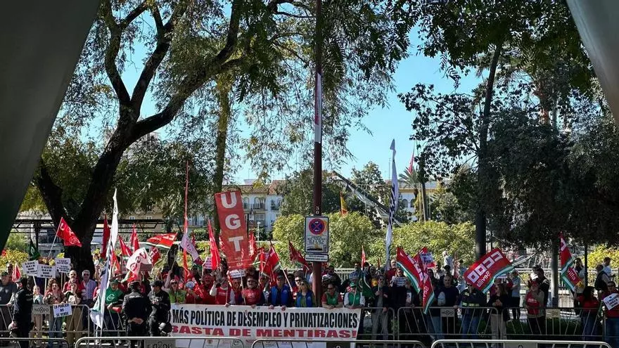 Vídeo | Protesta de los empleados municipales el Día de Andalucía